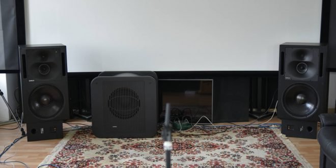 front view of Test Aktivmonitore Genelec 1238A